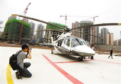 昨日，南滨路停机坪，AW139直升机等候起飞指令。 重庆晨报记者 杨新宇 摄