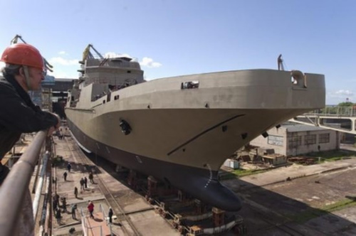 资料图:俄新型登陆舰“伊万·格伦”号下水时的情景