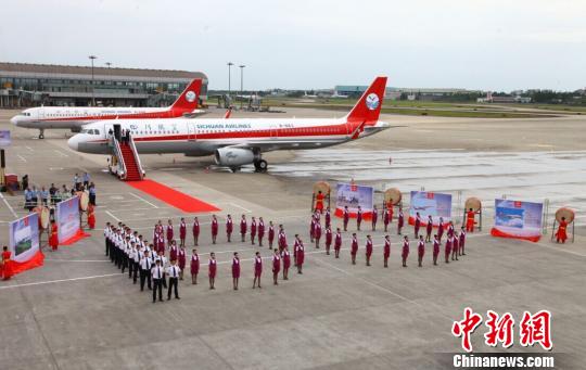 图为四川航空迎接第一百架飞机加盟现场。　钟欣　摄