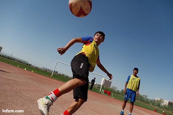 少年足球出新疆|足球|球员_凤凰评论