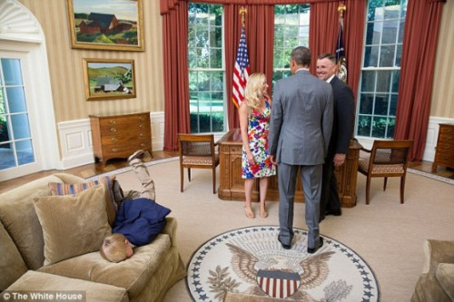 一名男孩也曾当着奥巴马的面，一头栽进沙发。他的父亲是中情局员工，正在与奥巴马对话。（图片来源：美国白宫）