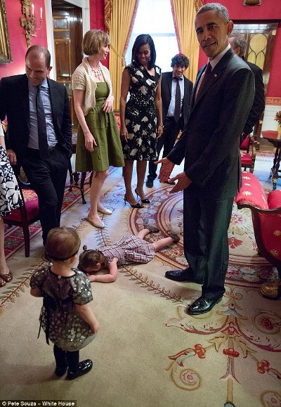 小女孩当着奥巴马大发脾气，躺在白宫地上耍赖。（图片来源：美国白宫）