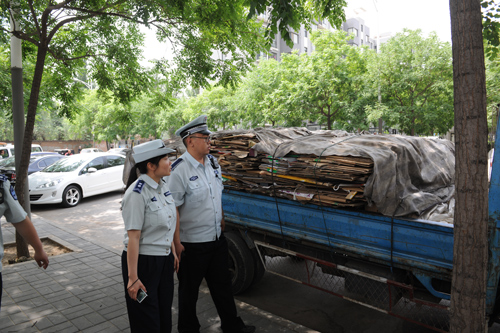 北京清河城管规范废品回收:清理废品300公斤|