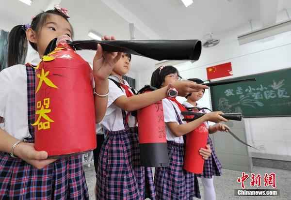 福州小学生自制灭火器学习消防知识|中心小学