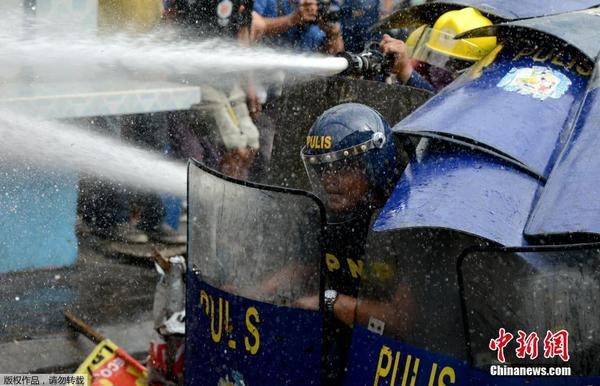 菲律宾一非法定居点遭强拆 居民与警方发生冲