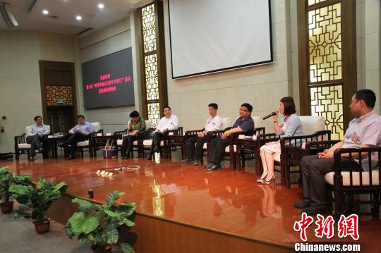 图为扬州市长与37国72名“世界杰出华裔青年”代表交流互动崔佳明摄