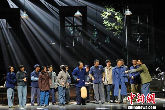 南京军区大型话剧《小平小道》剧照。　程永亮　摄