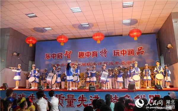 黄花小学孩子们展示军乐演奏《军歌嘹亮》