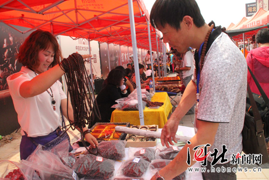 5月27日，青县红木文玩大集隆重开市。