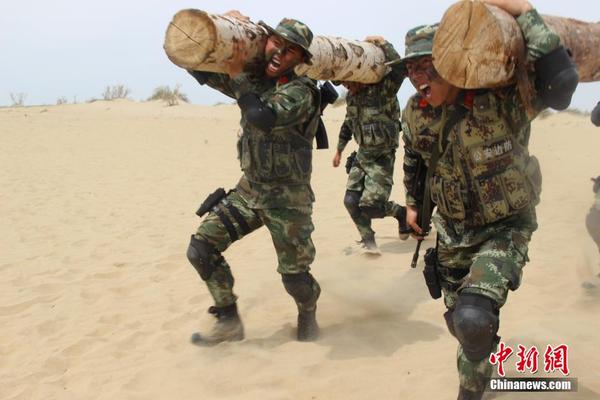 新疆阿勒泰边防官兵恶劣环境下军事极限训练|
