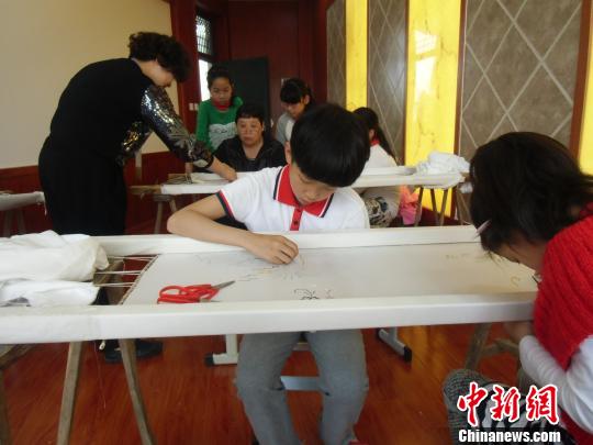 浙江台州绣衣传承教育基地揭牌 解决技艺断代