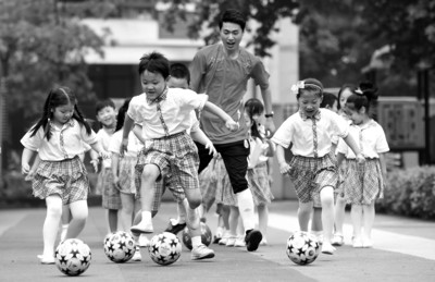 瞎区幼儿园为孩子开设足球课|足球|踢球