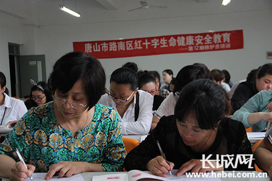 全国公益项目红十字生命健康安全教育走进唐