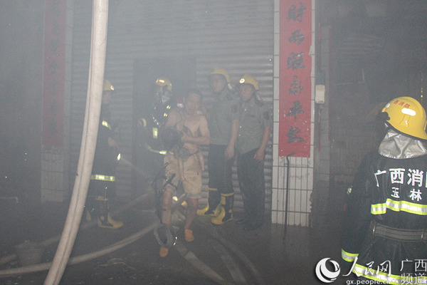 消防官兵搜救出女童