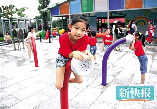 ■昨日,小朋友在广州市儿童公园玩耍。新快报记者 李小萌/摄