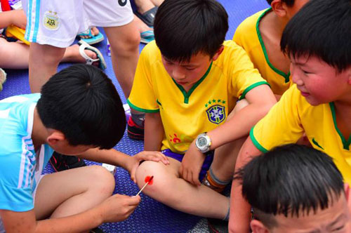 伊利方舟抵百湖之县 校园足球安全纳入儿童安