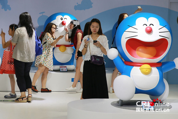 哆啦A梦45周年展在北京举行，图为展览吸引大批漫迷前来一探究竟。摄影：沈湜