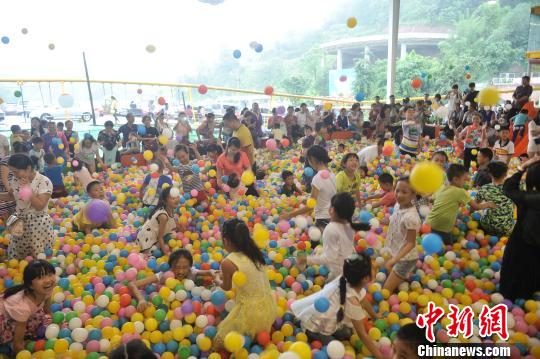 儿童节重庆一游乐园爆棚|家长|玩耍