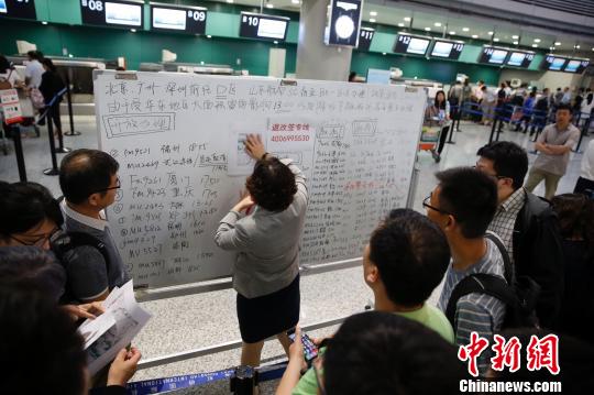 6月2日，受暴雨影响，上海机场发布航班延误红色预警。汤彦俊　摄