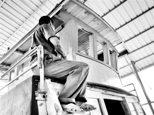 刷完油漆，这艘新船就准备下海了