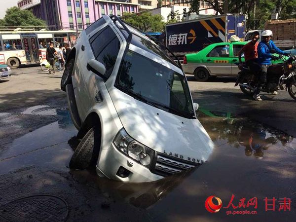 致两起交通事故:电动车陷泥潭,路虎车倒栽葱