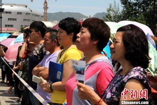承德2015高考表情 家长顶烈日翘首以待|石峥