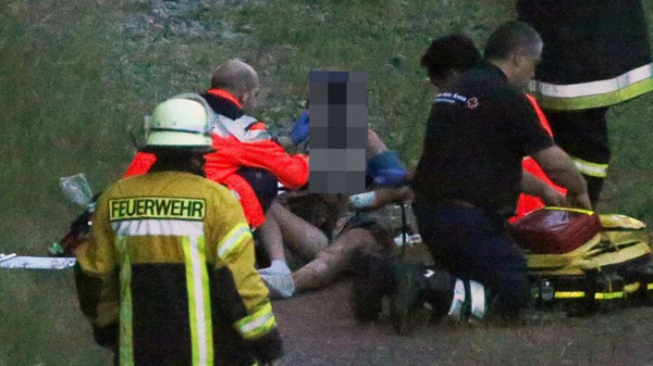 医护人员正在对受伤少女进行应急处理。