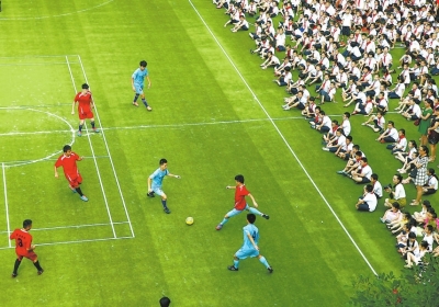 大手牵小手一起踢足球|足球|校园