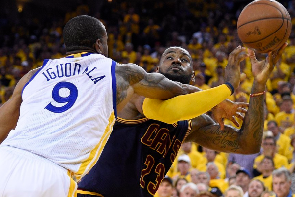 G2裁判报告:詹姆斯被打前先走步 格林2次推人