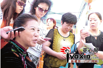 自治区教育科学研究院专家张秀梅解答问题。亚心网记者马元摄