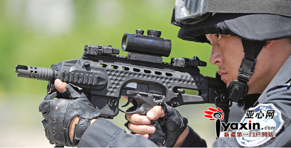 6月9日，乌市公安局特警八支队，一名特警队员在测试多功能手枪架。亚心网记者 马元 摄