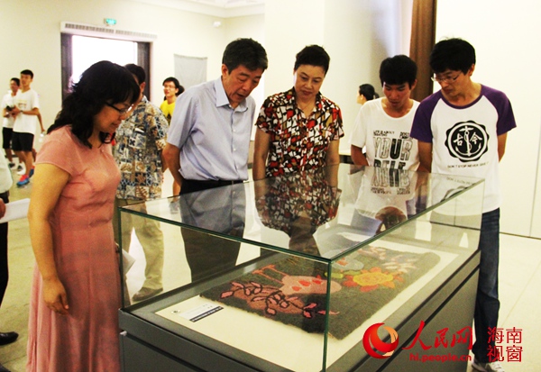 海南省文体厅厅长朱寒松参观展览