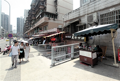 昨日，渝中区医学院路，临街不少商铺占道经营。重庆晨报记者 雷键 摄