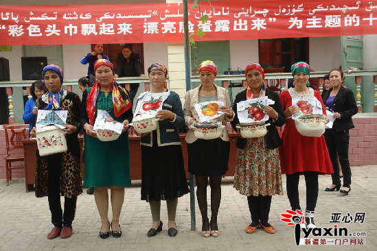 霍城县住村<em>工作</em>组邀双渠<em>村妇女</em>参加十字绣比