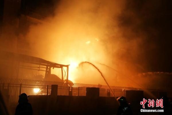 南京一化工厂夜间连续爆炸 火光冲天|大火|起火