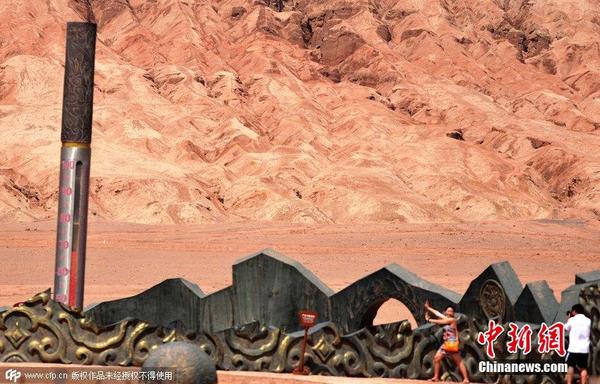 新疆吐鲁番遇高温天气 火焰山地表温度高达68