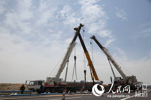 侧翻的槽罐车被成功吊起