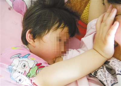 王建玲母乳喂养女儿。 受访者供图