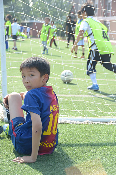 足球教育兴趣先行 在球场上找到自我的孩子们