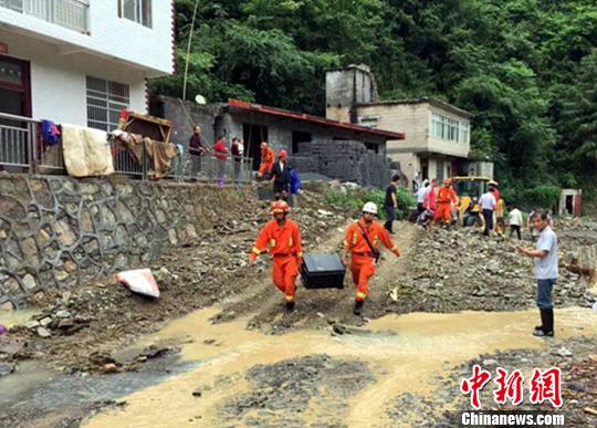 建始县当地政府迅速组织抗灾救援　刘定坤　摄