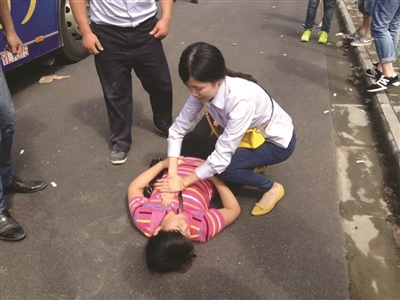 "晕倒"的女乘客被搀扶下车,女乘务员现场对她心肺复苏急救.