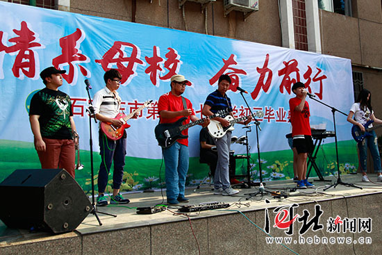 石家庄市第27中高中合唱队用歌声送祝福。实习生董康摄