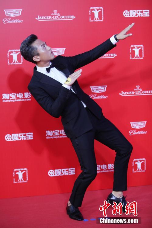 第十八届上海国际电影节闭幕 邓超红毯耍宝|剧