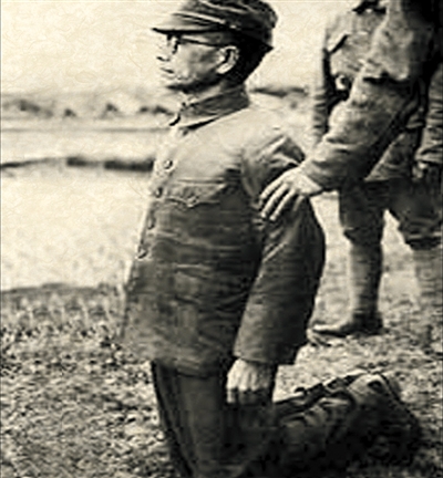 战役中,一名日本军官跪地请降。资料图片