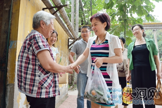 端午节政协委员送温暖 关爱帮助困难空巢老人
