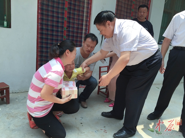 受助家庭女主人要为“钻石大王”下跪谢恩