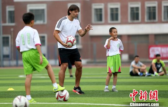西国脚亮相北京 称中国足球氛围浓厚程度令人