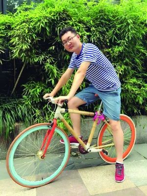 　　祁钊和他自制的竹子自行车