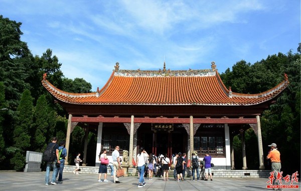 6月24日，采访团第一站走进长沙麓山忠烈祠。 记者 龙腾 摄