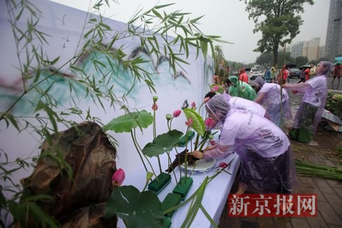 百名花艺师完成百米插花艺术作品 挑战世界纪